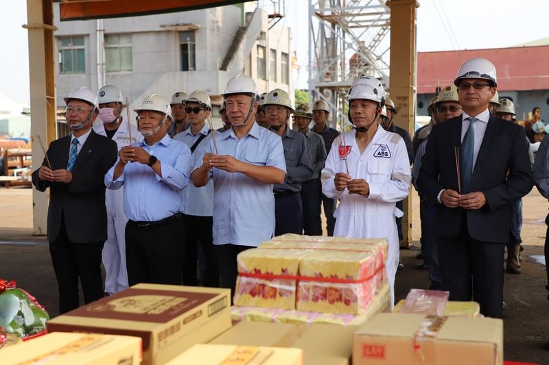 台船公司2日在高雄廠舉行海巡署「高緯度遠洋巡護船6艘設計建造統包案」第2艘安龍儀式，預祝建造案順利圓滿完成。（台船提供）中央社記者吳家豪傳真　115年10月2日