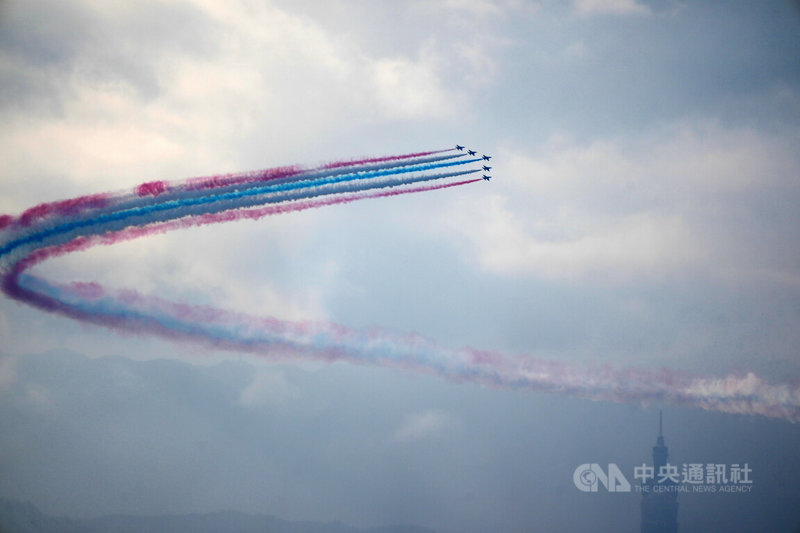 雙十國慶將至，國軍2日進行國慶大會空中操演全兵力訓練，最後由空軍雷虎小組駕駛5架勇鷹高教機噴彩煙飛越總統府上空作為壓軸。中央社記者徐肇昌攝　115年10月2日
