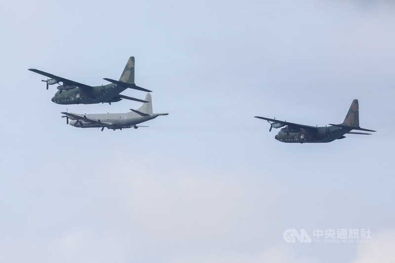 雙十國慶將至，國軍2日上午展開空中全兵力預演，空軍第6聯隊1架P-3C反潛機與2架C-130H運輸機組成的慢速機隊，飛越台北上空。中央社記者裴禛攝　115年10月2日