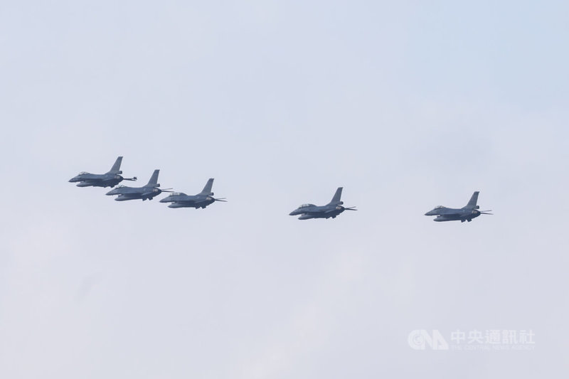 雙十國慶將至，國軍2日進行國慶大會空中操演全兵力訓練，5架F-16V戰機快速通過總統府上空。中央社記者裴禛攝　115年10月2日