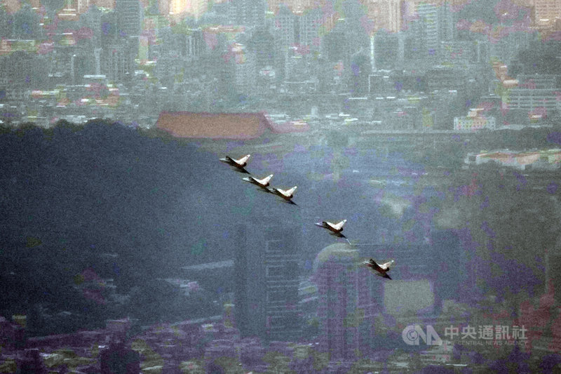 雙十國慶將至，國軍2日進行國慶大會空中操演全兵力訓練，5架編隊的幻象2000在台北市上空馳騁。中央社記者徐肇昌攝　115年10月2日