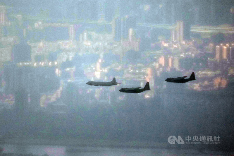 雙十國慶將至，國軍2日進行國慶大會空中操演全兵力訓練，空軍第6聯隊1架P-3C反潛機（左）與2架C-130H運輸機組成的慢速機隊進入台北市上空。中央社記者徐肇昌攝　115年10月2日