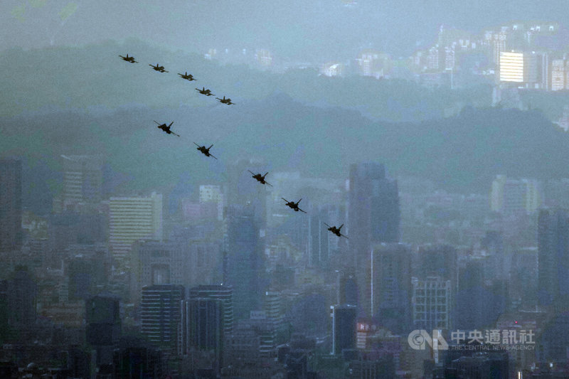 雙十國慶將至，國軍2日進行國慶大會空中操演全兵力訓練，空軍第2、3、4聯隊組成的快速機隊進行操演。中央社記者徐肇昌攝　115年10月2日