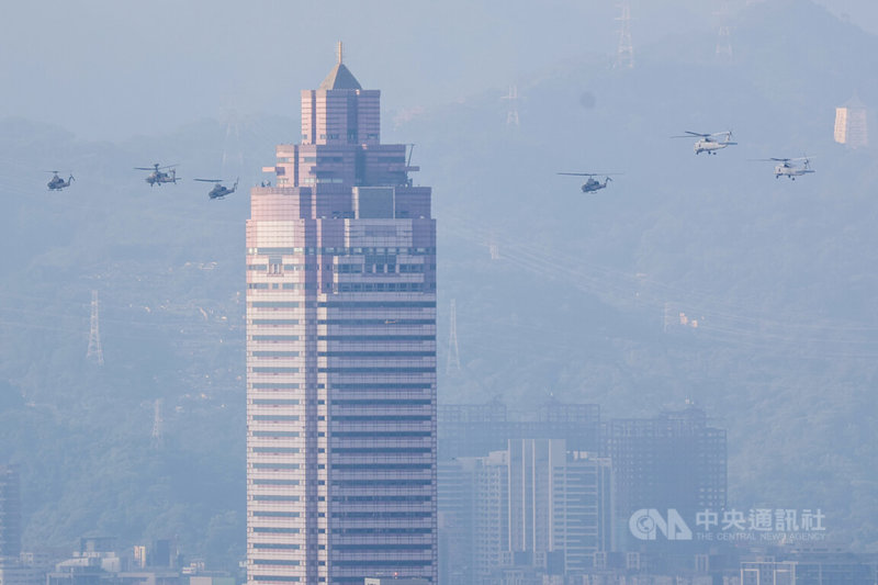 雙十國慶將至，國軍2日上午進行國慶大會空中操演全兵力訓練，由AH-64E阿帕契攻擊直升機、AH-1W超級眼鏡蛇攻擊直升機、S-70C直升機以及UH-60M黑鷹直升機組成旋翼機隊，飛越台北上空。中央社記者裴禛攝　115年10月2日
