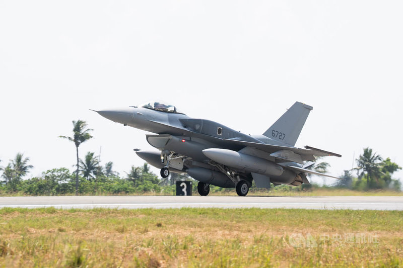 空軍對美採購66架全新F-16V（block70）戰機，首批2架2日中午飛抵台東志航空軍基地。圖為編號6727的F-16V。中央社記者游凱翔攝 115年10月2日
