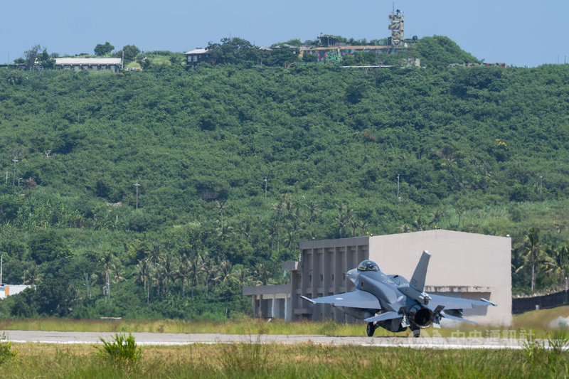 空軍對美採購66架全新F-16V（block70）戰機，圖為編號6727的F-16V飛抵台東志航空軍基地。中央社記者游凱翔攝　115年10月2日