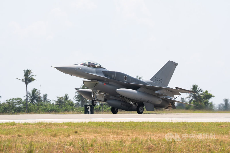 空軍對美採購66架全新F-16V（block70）戰機，首批2架2日中午飛抵台東志航空軍基地。圖為編號6728的F-16V。中央社記者游凱翔攝 115年10月2日