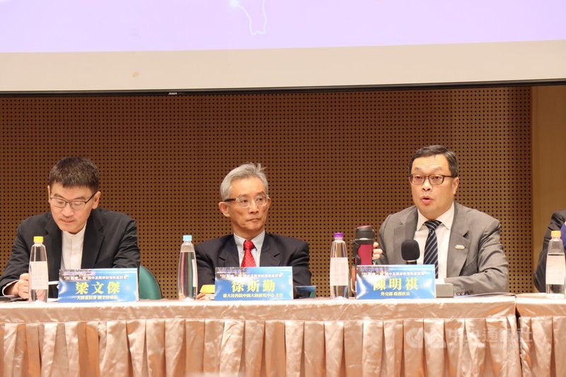 由陸委會委託台灣大學中國大陸研究中心主辦的「2026年第2次『川習會』後美中及兩岸新情勢座談會」2日舉行，該中心主任徐思勤（中）主持，外交部次長陳明祺（右）和陸委會副主委梁文傑（左）在會上致詞。中央社記者張淑伶攝　115年10月2日