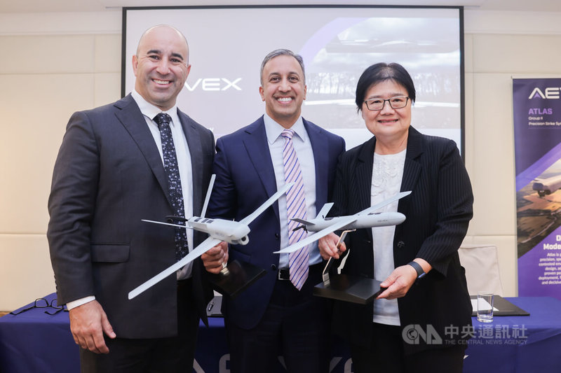 聚焦無人飛行系統的美國國防廠商AEVEX Aerospace 2日在台北舉行「烏克蘭實戰經驗無人機進軍台灣記者會」，AEVEX首席成長官克瑞希南（Murali Krishnan）（中）、AEVEX成長策略資深副總裁安德斯（Craig Anders）（左）與中光電智能機器人（CIRC）董事長吳秀蕙（右）出席與會，手拿共同合作產製的無人機模型合影。中央社記者裴禛攝　115年10月2日