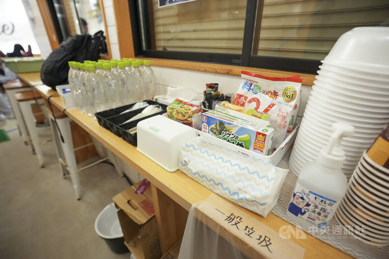 中華民國電子競技運動協會在名古屋亞洲運動會打造專屬選手訓練室，除網路、電腦螢幕與電競椅等，也提供零食、水等生活必需品，且距比賽場館僅10分鐘，更有專車接送「一條龍服務」，扮演選手征戰最佳後盾。中央社記者鄭清元愛知攝　115年10月2日