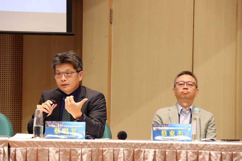 台灣大學中國大陸研究中心主辦的「2026年第二次『川習會』後美中及兩岸新情勢座談會」2日舉行，淡江大學經濟系教授蔡明芳（左）、中興大學國際政治研究所特聘教授蔡東杰（右）等人發言。中央社記者張淑伶攝　115年10月2日