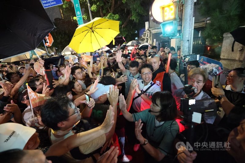 民進黨台北市長參選人沈伯洋（中右白衣者）2日晚間前往師大夜市掃街拜票，抵達現場時受到群眾熱情歡迎。中央社記者趙世勳攝 115年10月2日