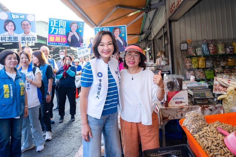 國民黨高雄市長參選人柯志恩（前右2）2日持續展開市場拜票行程，過程中不少支持者要求合照，氣氛熱絡。（柯志恩辦公室提供）中央社記者林巧璉傳真　115年10月2日