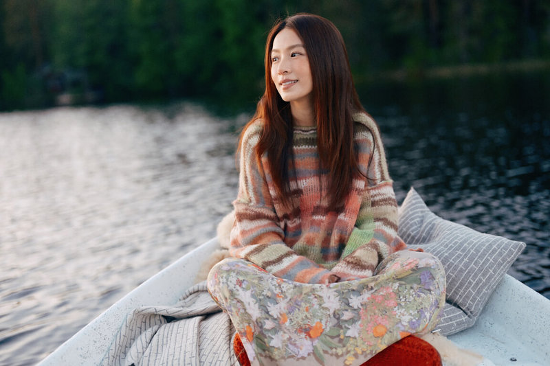 歌手田馥甄推出新專輯「要去什麼地方」，遠赴北歐法羅群島拍攝，由於和攝影是兩人團隊出發，從造型、化妝、訂車票等大小事，全都得自己來。（何樂音樂提供）中央社記者王心妤傳真　115年10月2日
