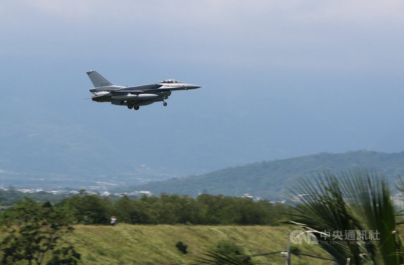 台灣對美軍購66架F-16V（blk70）戰機，首批2架2日中午依序飛抵台灣，編號6728降落台東志航基地。中央社記者盧太城攝　115年10月2日