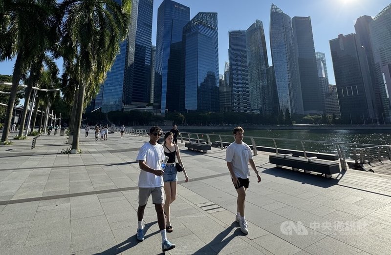 新加坡在面臨持續下滑的生育率之際,當局推出為公務員設計的交友配對平台。圖為民眾結伴步行於新加坡市區。中央社記者吳昇鴻新加坡攝 115年10月2日