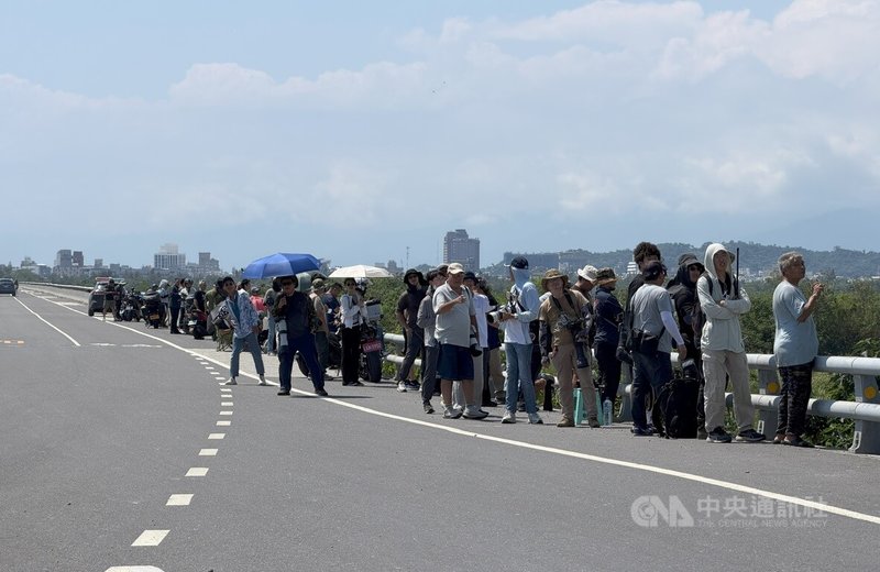 台灣對美軍購66架F-16V（blk70）戰機，首批2架2日中午飛抵台東空軍志航基地，台東民眾聚集基地附近，迎接新朋友。中央社記者盧太城台東攝　115年10月2日