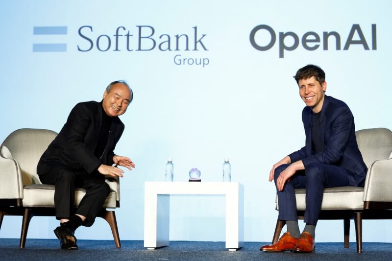 圖為2025年OpenAI執行長阿特曼（右）和日本軟體銀行集團會長兼社長孫正義（左）出席在日本東京舉行的企業AI推廣活動。（路透社）