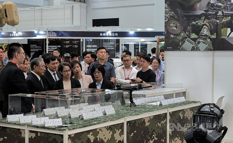 副總統蕭美琴（前左3）2日到台中參訪AI應用暨智慧製造展並與業者交流，聚焦傳統產業轉型與國防軍民兩用整合。中央社記者蘇木春攝　115年10月2日