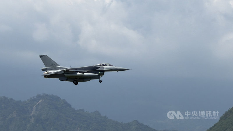 台灣對美軍購66架F-16V（blk70）戰機，首批2架2日上午飛抵台東空軍志航基地。中央社記者盧太城台東攝　115年10月2日