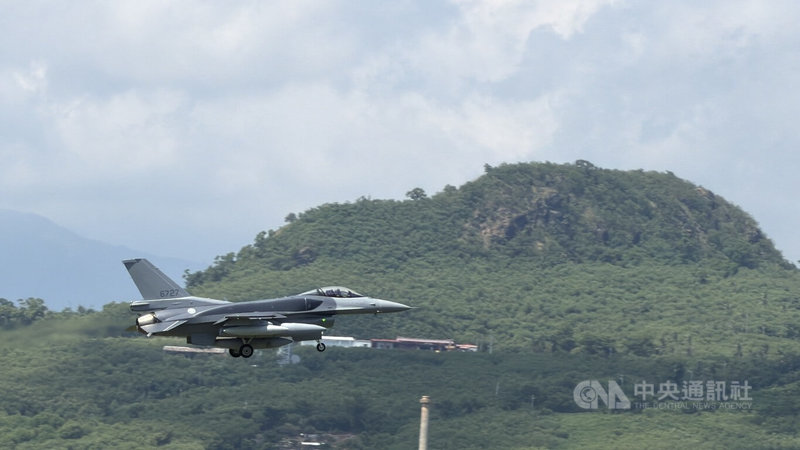 台灣對美軍購66架F-16V（blk70）戰機，首批2架單座機（編號6727、6728）日前從德州起飛，途經夏威夷、關島，並歷經多次空中加油，2日飛抵台東志航空軍基地中央社記者盧太城台東攝　115年10月2日