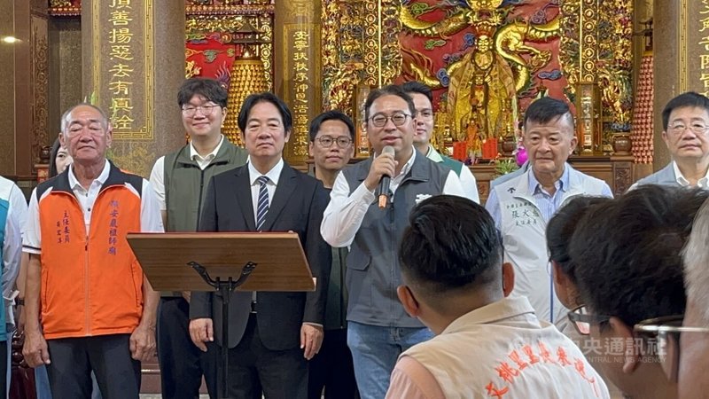 總統賴清德（前左2）2日陪同民進黨桃園市長參選人黃世杰（前左3）參拜龜山顯安巖顯應祖師廟，黃世杰期盼顯應祖師讓他順利當選、為桃園服務。中央社記者葉臻攝　115年10月2日