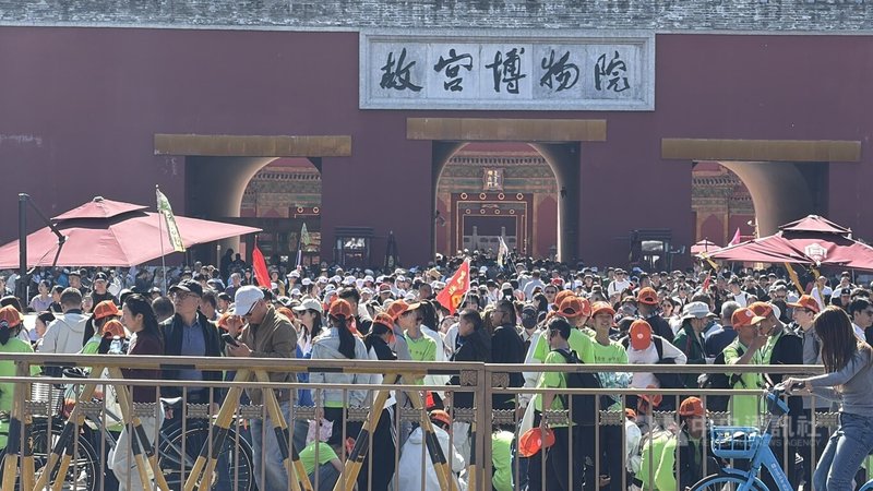 中國正值「十一」長假，北京熱門景點遊客如織。圖為北京故宮博物院前的人潮。中央社記者呂佳蓉北京攝　115年10月2日