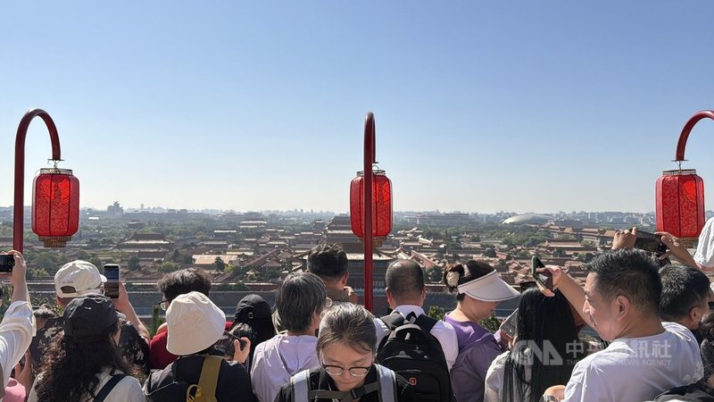 中國正值「十一」長假，北京熱門景點遊客如織。圖為從北京景山公園人潮。中央社記者呂佳蓉北京攝　115年10月2日
