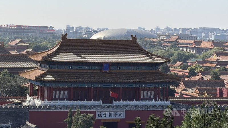 中國正值「十一」長假，北京熱門景點遊客如織。圖為從北京景山公園俯瞰故宮博物院。中央社記者呂佳蓉北京攝　115年10月2日