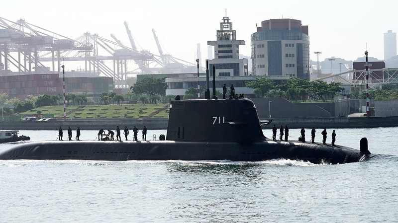 潛艦國造原型艦海鯤號2日上午出海測試，專家表示，海鯤號進入交艦前的準備階段，未來幾週可能會密集海測。中央社記者董俊志攝　115年10月2日