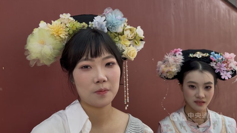 來自湖北宜昌的高姓學生（左）接受採訪時表示，7天黃金週中安排3天到北京旅遊。由於時間緊湊、景點人潮眾多，她只能一路趕行程，採特種兵旅遊方式。中央社記者呂佳蓉北京攝　115年10月2日