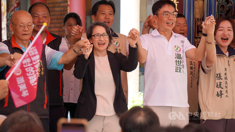副總統蕭美琴（前左2）2日在民主進步黨南投縣長參選人温世政（前右2）等人陪同下，前往南投草屯朝陽宮上香，蕭副總統也為温世政等人站台助講。中央社記者吳哲豪攝　115年10月2日