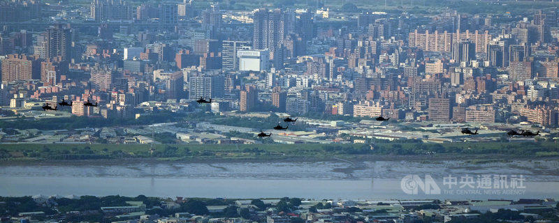 雙十國慶將至，國軍2日進行國慶大會空中操演全兵力訓練，旋翼機隊由3架AH-64E阿帕契攻擊直升機、3架AH-1W眼鏡蛇攻擊直升機、3架S-70C反潛直升機與3架UH-60M黑鷹直升機所組成。中央社記者徐肇昌攝　115年10月2日