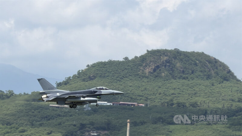 台灣對美軍購66架F-16V(blk70)戰機,首批2架單座機2日飛抵台東志航空軍基地。 中央社記者盧太城台東攝 115年10月2日