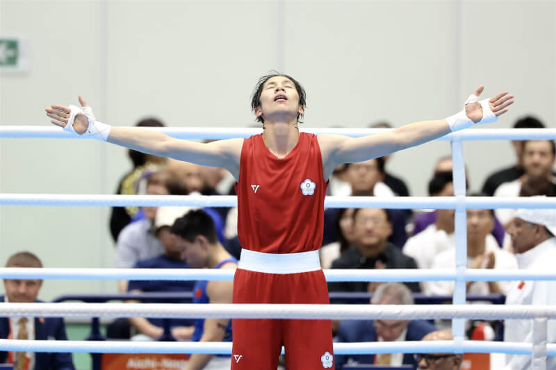 名古屋亞運女子拳擊60公斤級金牌戰2日在愛知縣舉行，台灣好手林郁婷（圖）擊敗中國選手拿下金牌，賽後張開雙手享受金牌的榮耀。中央社記者翁睿坤愛知攝 115年10月2日