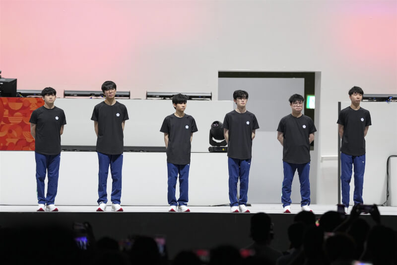 名古屋亞運電競「英雄聯盟」金牌戰2日登場，台灣隊選手賽前在舞台上列隊亮相，準備迎戰南韓隊。中央社記者鄭清元愛知攝　115年10月2日