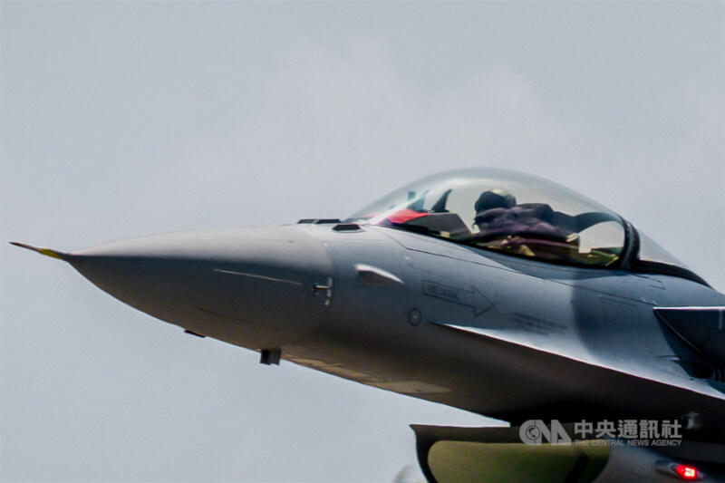 台灣對美軍購66架F-16V（blk70）戰機，首批2架自美國夏威夷起飛，2日接續飛抵台東空軍志航基地，首架落地的戰機駕駛艙內隱約可見中華民國國旗。中央社記者游凱翔攝　115年10月2日