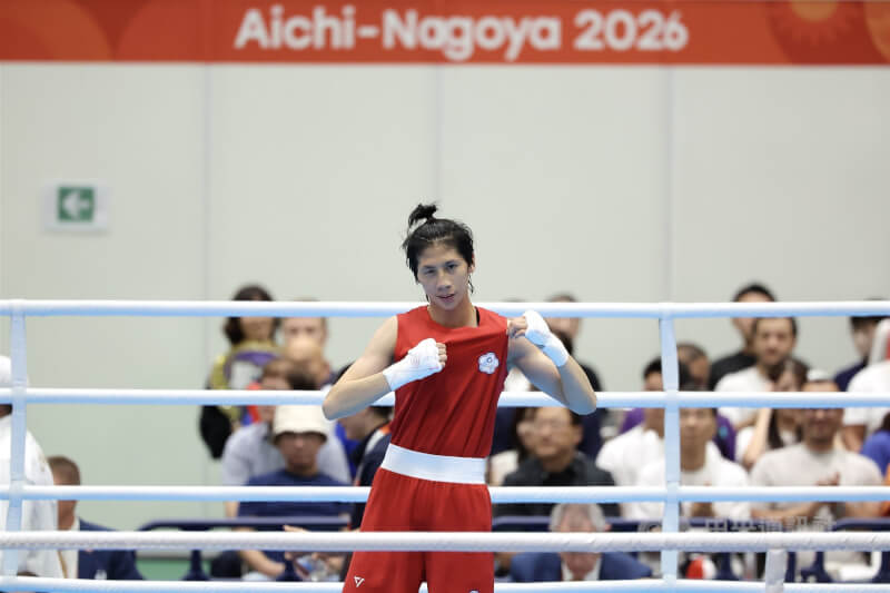 名古屋亞運女子拳擊60公斤級金牌戰2日在愛知縣舉行，台灣好手林郁婷（圖）擊敗中國選手拿下金牌，秀出胸前的中華奧會會徽。中央社記者翁睿坤愛知攝　115年10月2日