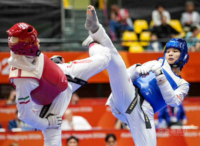 2026愛知名古屋亞運跆拳道女子67公斤級賽程2日登場，台灣選手王薇嘉（右）迎戰伊朗選手，最終惜以0比2落敗，收下銅牌。中央社記者鄭清元愛知攝　115年10月2日