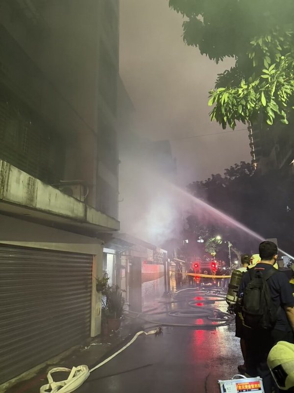 台北市信義區光復南路巷弄1棟公寓2日火警，台北市政府消防局動員人車到場灌救，現場濃煙密布，幸無人受傷。（讀者提供）中央社記者劉建邦傳真　115年10月2日