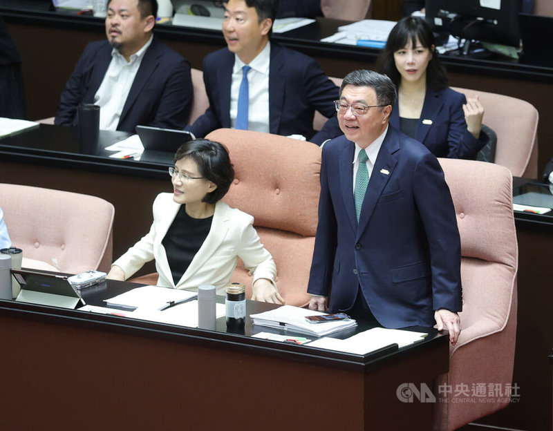 立法院會2日進行施政總質詢，行政院長卓榮泰（前右）率部會首長列席並備詢。中央社記者謝佳璋攝 115年10月2日