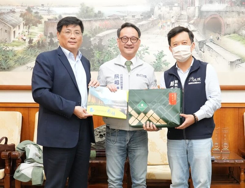 行政院副秘書長阮昭雄（中）2日在行政院南部聯合服務中心副執行長顏子傑（右）陪同下拜會澎湖縣政府，與澎湖副縣長林皆興（左），就緊急醫療後送、離島交通及地方民生需求等議題交換意見。（澎湖縣政府提供）中央社　115年10月2日