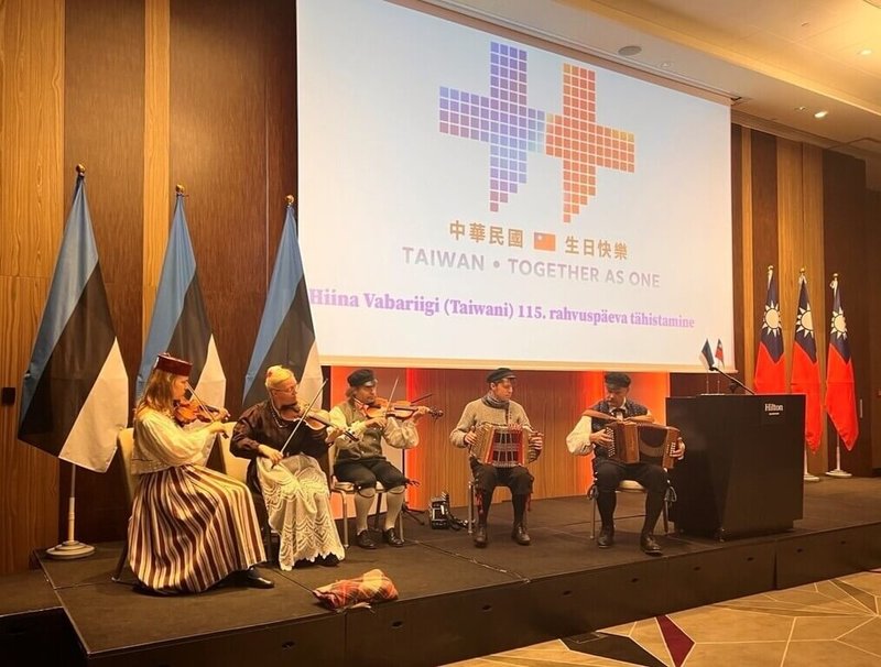 駐拉脫維亞代表處在愛沙尼亞首都塔林舉辦雙十國慶酒會，邀請愛沙尼亞著名傳統音樂團體演奏傳統民謠。（駐拉脫維亞代表處提供）中央社記者游堯茹維爾紐斯傳真 115年10月3日