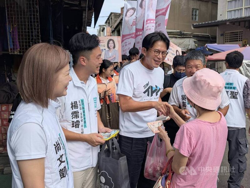 台灣民眾黨主席黃國昌（左3）3日在金門縣展開輔選行程，上午和黨籍縣議員與鄉鎮代表參選人在金城鎮東門市場掃街拜票。中央社記者吳玟嶸攝　115年10月3日