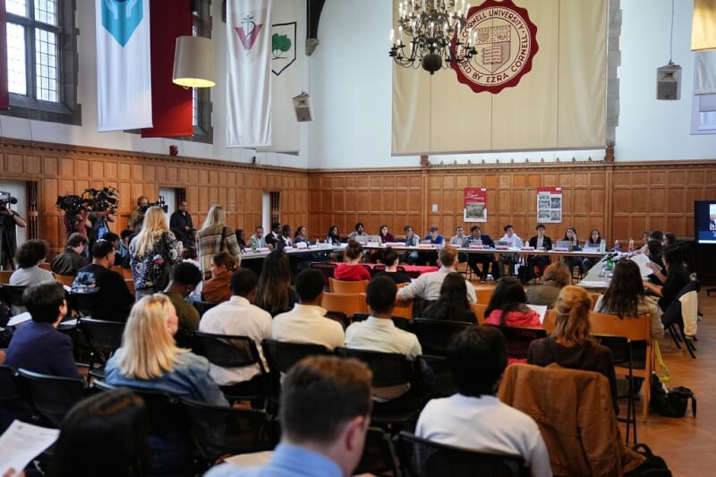 美國常春藤名校康乃爾大學的學生會2日通過一項決議，要求校方說明一位女校友2024年在校時遭性侵案的調查結果。圖為康大學生會召開聽證會。（美聯社）