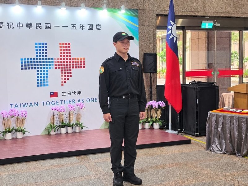 內政部3日指出，替代役核心任務轉型為動態防救災關鍵支援能量，制服25年來首次改款升級，強化防救災協作與執勤機能，圖為內政部1日舉行記者會，替代役身穿新式制服亮相。（內政部提供）中央社記者吳書緯傳真　115年10月3日