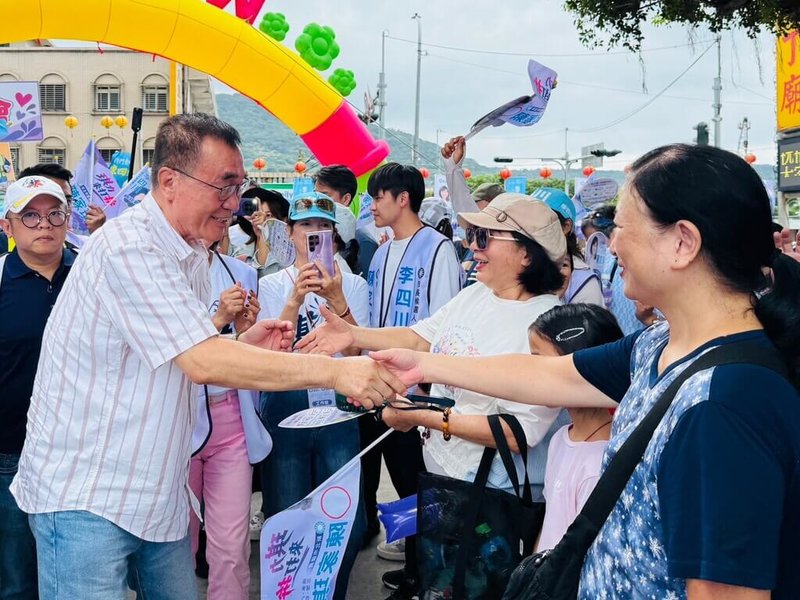 國民黨新北市長參選人李四川（前左）3日到八里區為同黨籍市議員參選人陳家琪站台，與現場熱情支持者握手致意。（李四川競選辦公室提供）中央社記者黃旭昇傳真　115年10月3日