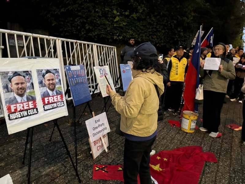 10月1日晚間，中國駐溫哥華領事館外聚集約150人，抗議北京跨境鎮壓，並呼籲釋放政治犯。（溫哥華支援民主運動聯合會提供）中央社記者程愛芬溫哥華傳真　115年10月3日