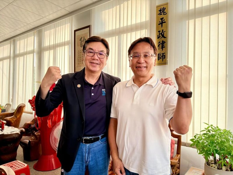 新北市副市長劉和然（左）2日到彰化與中國國民黨彰化縣長參選人魏平政（右）交流產業轉型、交通建設、社會福利及地方治理等議題，並允諾加入顧問團隊。（魏平政團隊提供）中央社記者蕭博陽彰化縣傳真　115年10月3日
