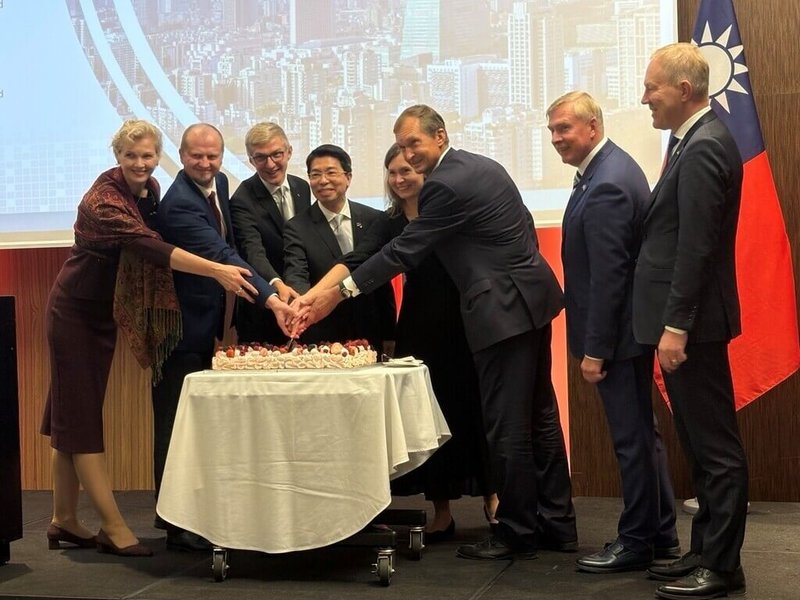 台灣駐拉脫維亞代表處9月29日在愛沙尼亞首都塔林舉行國慶酒會，駐拉脫維亞代表陳文儀（左4）邀請與會貴賓參與切蛋糕儀式，祝福台灣國運昌隆。（駐拉脫維亞代表處提供）中央社記者游堯茹維爾紐斯傳真 115年10月3日